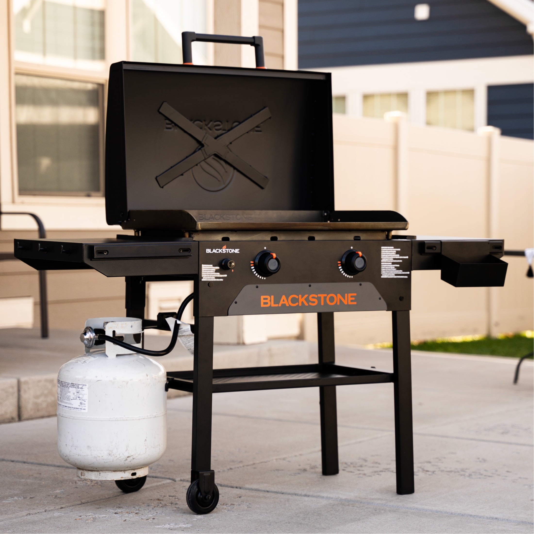 Blackstone Original 28” Omnivore Griddle with 'X' Brace Hood Blackstone